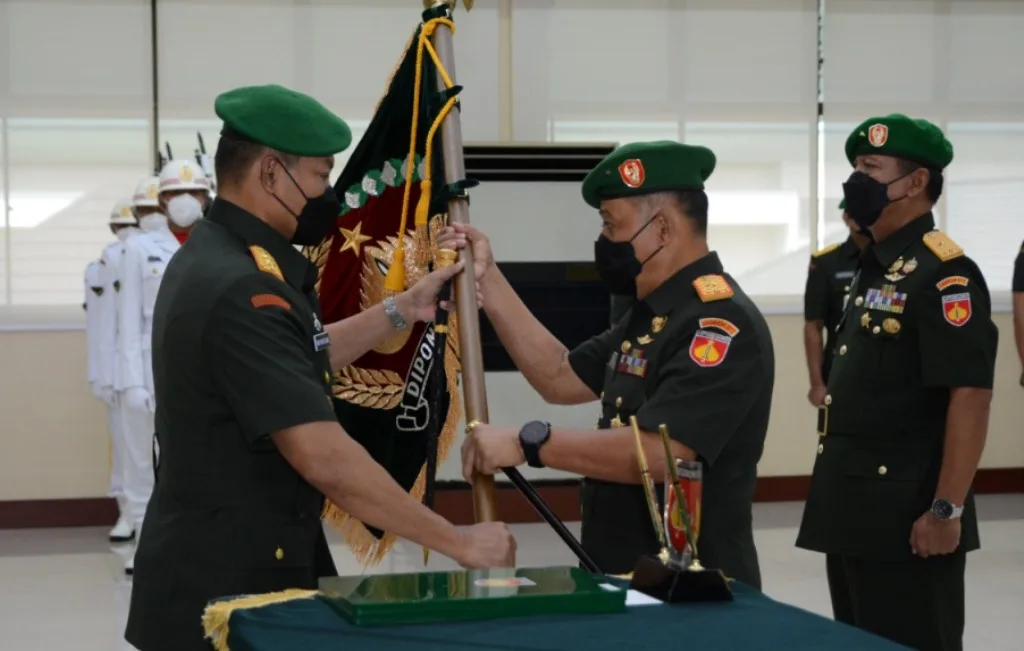 Pangdam IV/Diponegoro Serahterimakan Tongkat Komando Danrem 072/PMK