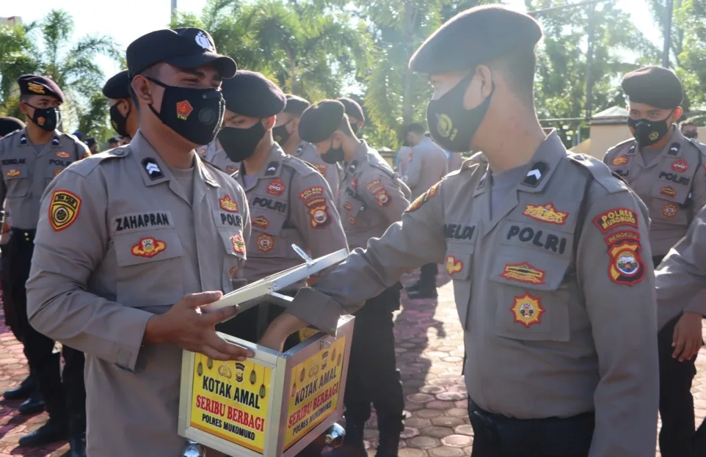 Peduli Sesama, Polres Mukomuko Rutin Laksanakan Giat Senin Berbagi