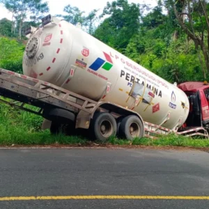 Rantai Towing Putus, Truk Tangki LPG Nyungsep