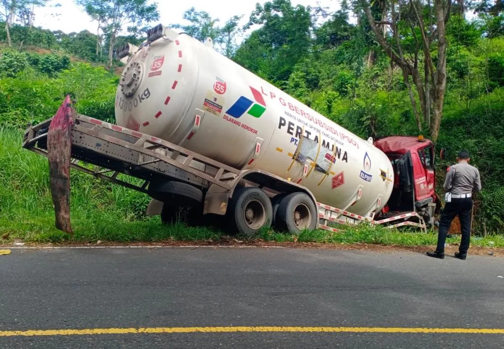 Rantai Towing Putus, Truk Tangki LPG Nyungsep