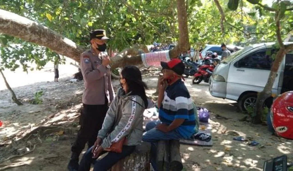 Satbinmas Polres Malang Sambang Wisata Pantai Balaikambang