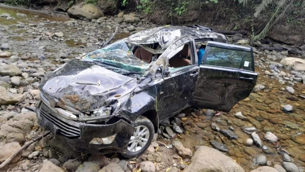 Sempat Tabrak Motor, Mobil Pejabat Pemprov Bengkulu Masuk Jurang