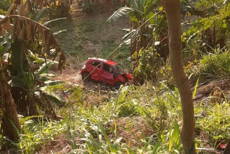 Tengah Hari, Brio Merah Terjun Ke Jurang