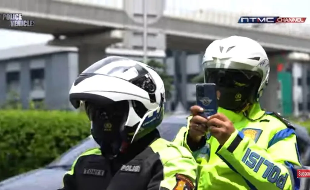 Terbaru! Kini Polisi Bisa Tilang Gunakan Kamera Handphone