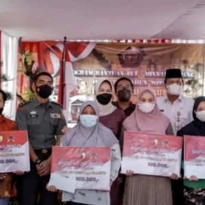 TNI Salurkan BLT Minyak Goreng Untuk Masyarakat Kota Batu