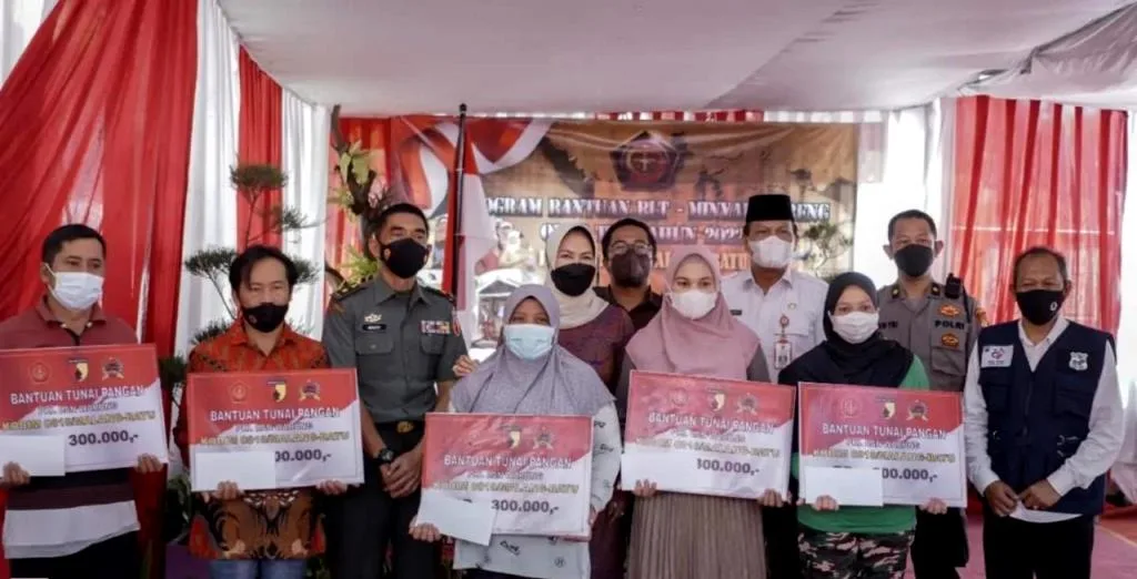 TNI Salurkan BLT Minyak Goreng Untuk Masyarakat Kota Batu