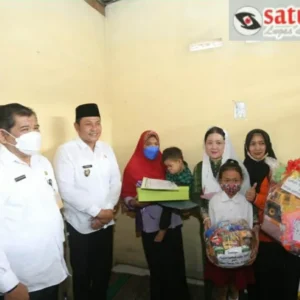 Wabup Subandi Beri Bantuan Balita Tanpa Anus dan Pengidap Down Syndrome