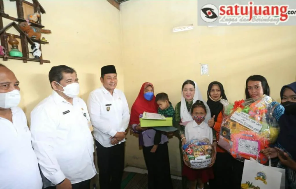 Wabup Subandi Beri Bantuan Balita Tanpa Anus dan Pengidap Down Syndrome