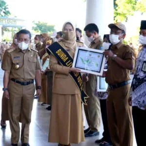 Wali Kota Batu Serahkan Akreditasi Perpustakaan Kepada 13 Sekolah