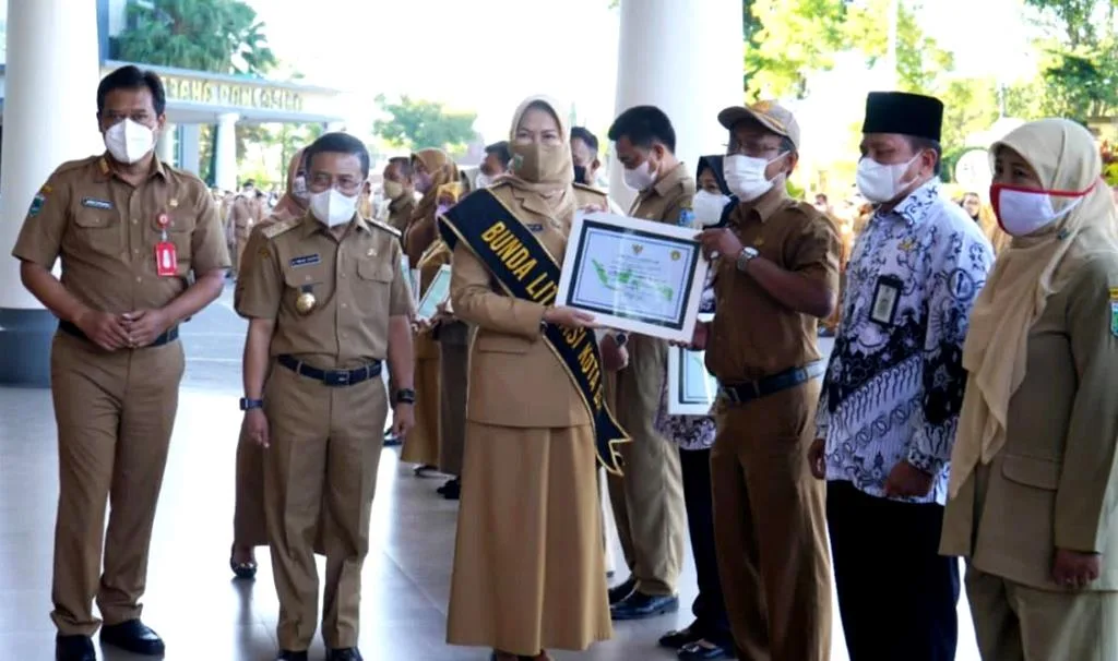 Wali Kota Batu Serahkan Akreditasi Perpustakaan Kepada 13 Sekolah