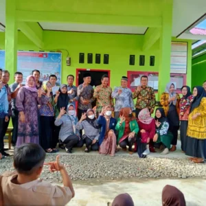 Bangkitkan Semangat Belajar, Pemdes Sebilo Bagikan Beasiswa di SDN 95 BS