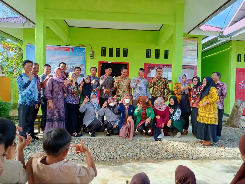 Bangkitkan Semangat Belajar, Pemdes Sebilo Bagikan Beasiswa di SDN 95 BS