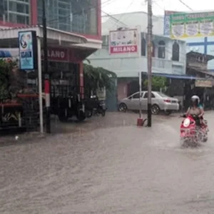 Baru 30 Menit Diguyur Hujan, Sejumlah Ruas Jalan Di Karimun Kebajiran