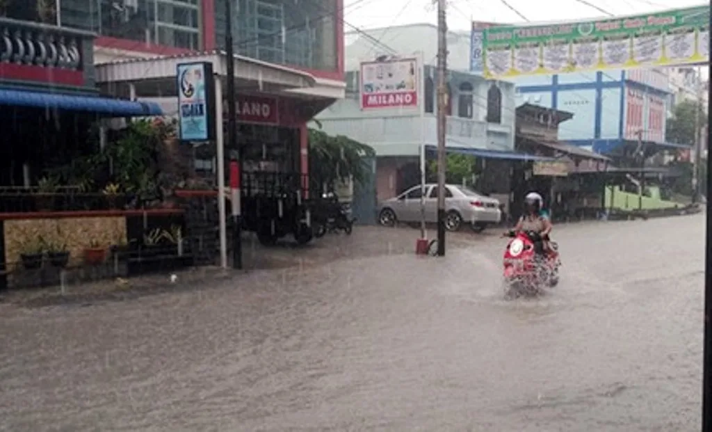 Baru 30 Menit Diguyur Hujan, Sejumlah Ruas Jalan Di Karimun Kebajiran