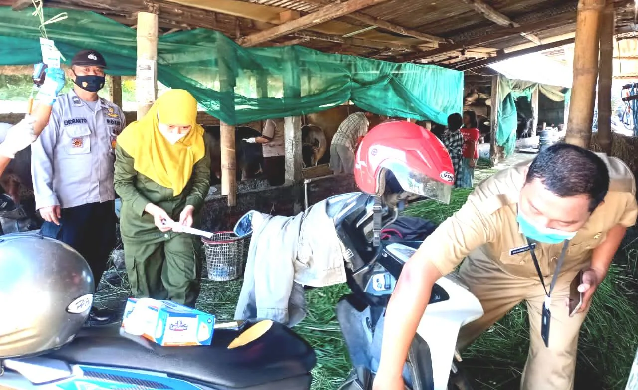 Bhabinkamtibmas Bersama Puskeswan Wonosalam Cek Ternak Warga