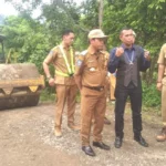 Bupati Lebong Pantau Langsung Pembangunan Jalan Kecamatan Bingin Kuning