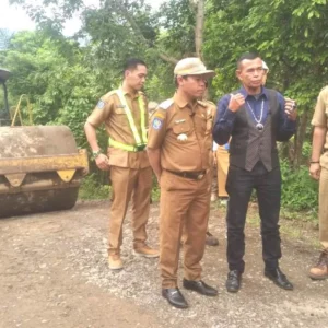 Bupati Lebong Pantau Langsung Pembangunan Jalan Kecamatan Bingin Kuning