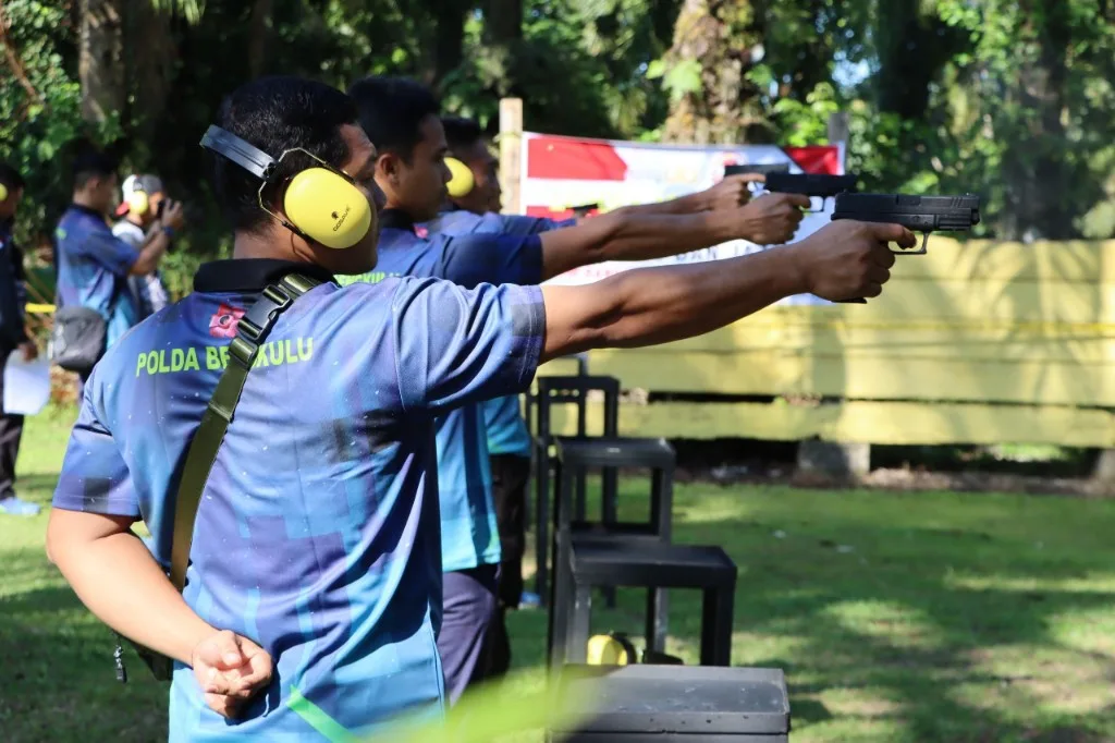 Hari Bhayangkara Ke-76 Polres Mukomuko Gelar Lomba Menembak