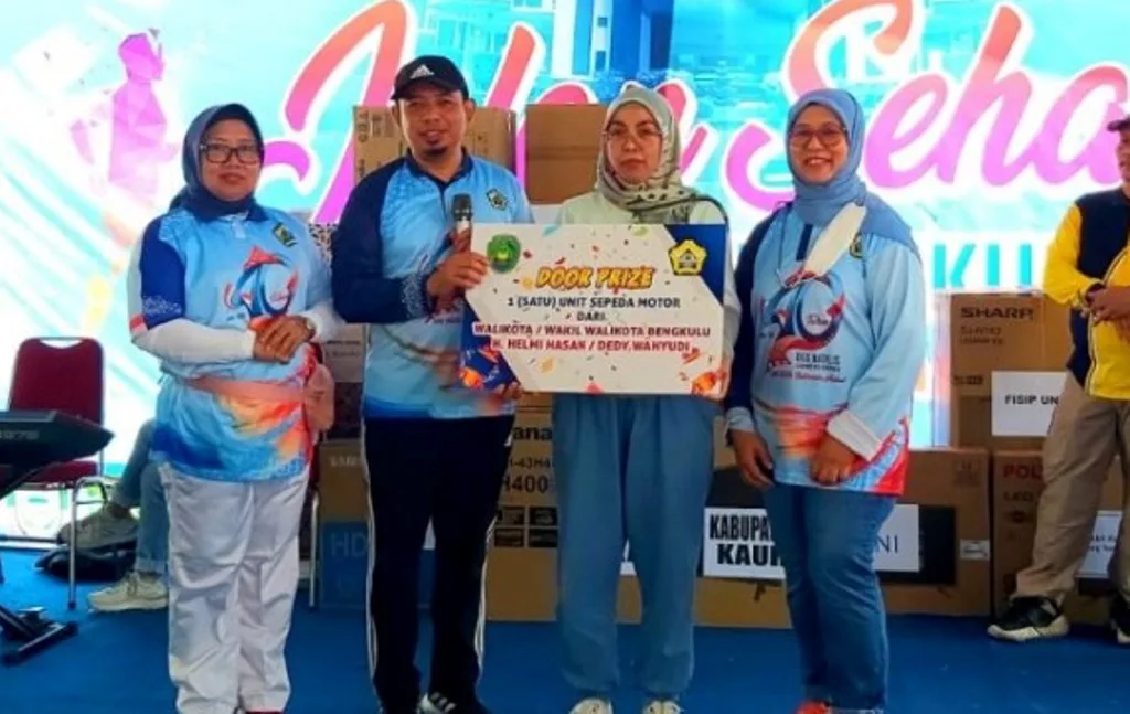 Jalan Santai Dies Natalis UNIB ke-40, Wali Kota Bengkulu dan Wawali Bagi Doorprize