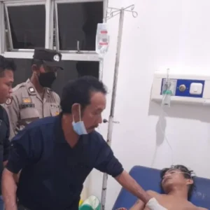 Lari Dalam Kondisi Bersimbah Darah, Pria 23 Tahun Dilarikan ke RS Lari Dalam Kondisi Bersimbah Darah, Pria 23 Tahun Dilarikan ke RS