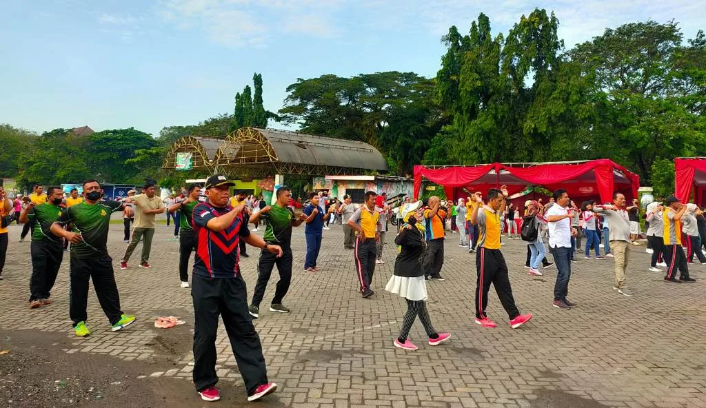 Mangayubagya HUT Bhayangkara, Muspika Kecamatan Candisari Gelar Senam Bersama