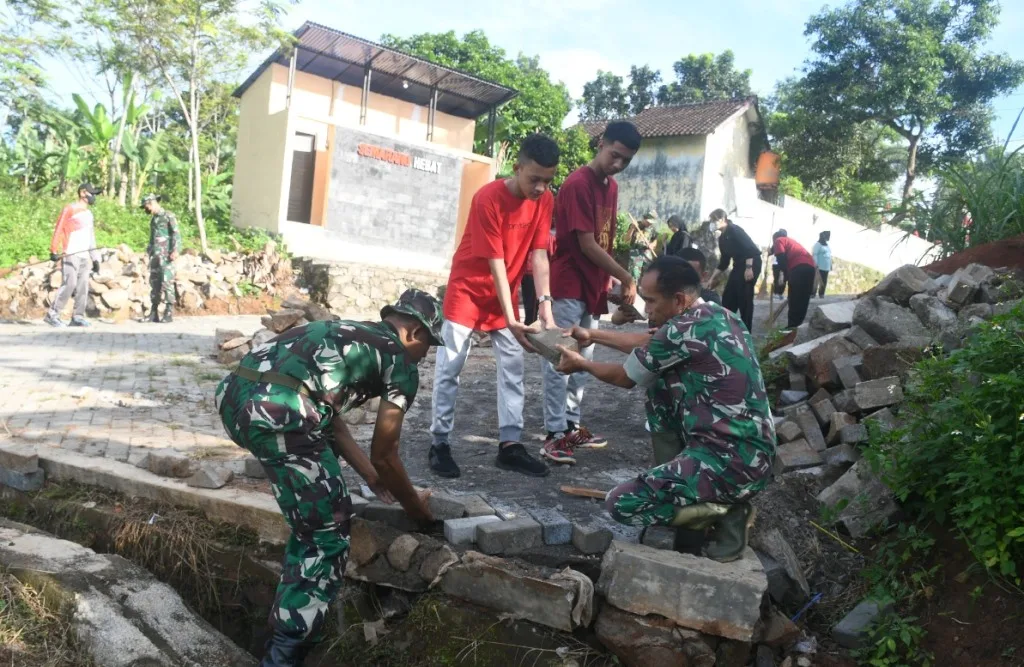 Pendam IV/Diponegoro Laksanakan Karya Bakti di Kelurahan Gedawang