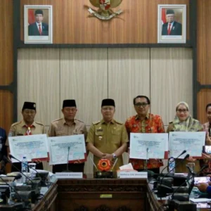 Perangi Rentenir, Gubernur Rohidin Minta Bank Masifkan Sosialisasi KUR Perangi Rentenir, Gubernur Rohidin Minta Bank Masifkan Sosialisasi KUR