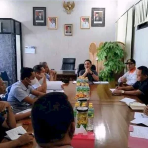 Pimpin Rapat Evaluasi, Sukarni Dunip Tegaskan Perbaikan dan Peningkatan Kerja
