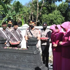 Polres Banjarnegara Ziarah ke Makam Kapolri Kedua dalam Rangka Hari Bhayangkara