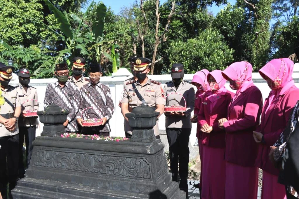 Polres Banjarnegara Ziarah ke Makam Kapolri Kedua dalam Rangka Hari Bhayangkara