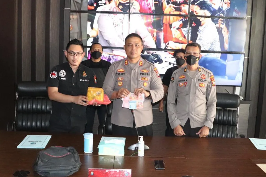 Polres Karimun Amankan 1 Kg Sabu, Pelaku Terancam Hukuman Mati Polres Karimun Amankan 1 Kg Sabu, Pelaku Terancam Hukuman Mati