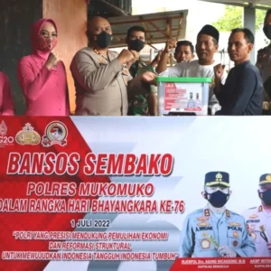 Sambut HUT Bhayangkara, Polres Mukomuko Gelar Bansos Sembako  