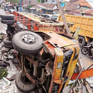 Sopir Diduga Ngantuk, Truk Muat Bubuk Cabai Terjang 4 Toko