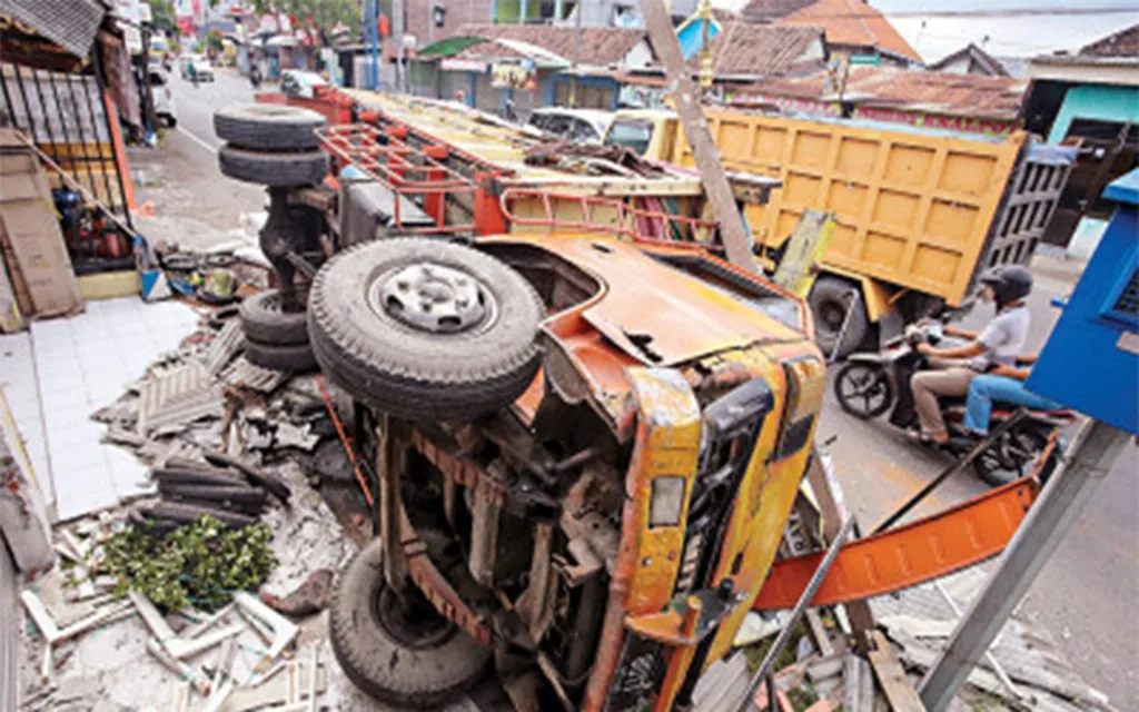 Sopir Diduga Ngantuk, Truk Muat Bubuk Cabai Terjang 4 Toko