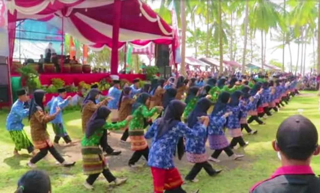 Tarian Adat Asli Kaur Tampil Dengan Gemilang di Festival Gurita dan Surfing