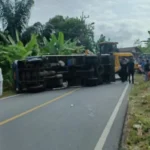 Truk Terguling Tutupi Jalan Lintas RL-Linggau, Naas Ada Motor Tertimpa Truk