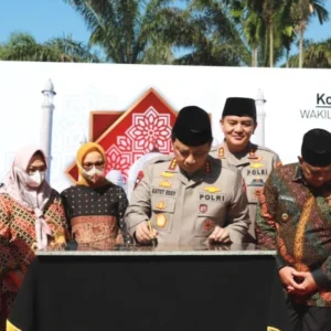 Wakapolri Letakkan Batu Pertama Pembangunan Masjid Al Kostoeri