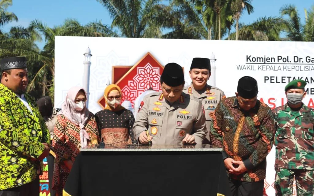 Wakapolri Letakkan Batu Pertama Pembangunan Masjid Al Kostoeri