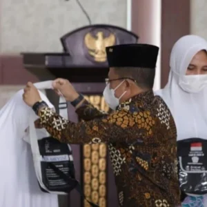Wakil Wali Kota Batu Lepas Keberangkatan Jamaah Haji Wakil Wali Kota Batu Lepas Keberangkatan Jamaah Haji