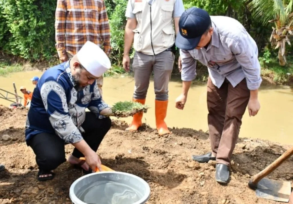 Walikota Helmi Lakukan Penghijauan di Bantaran Sungai