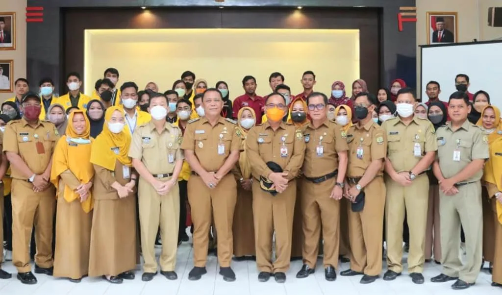 Endang Abdullah selaku Wakil Wali Kota Tanjungpinang foto bersama