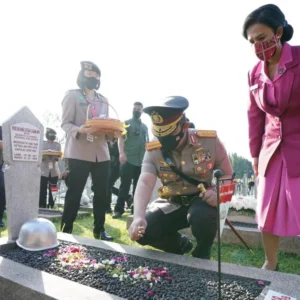Ziarah ke TMP Kalibata, Kapolri Lanjutkan Semangat Pahlawan Wujudkan Indonesia Emas
