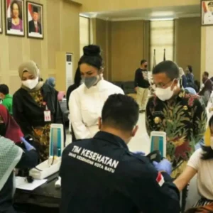 Anggota DPR RI Krisdayanti Bersama Ribuan Masyarakat Kota Batu Ikuti Vaksinasi