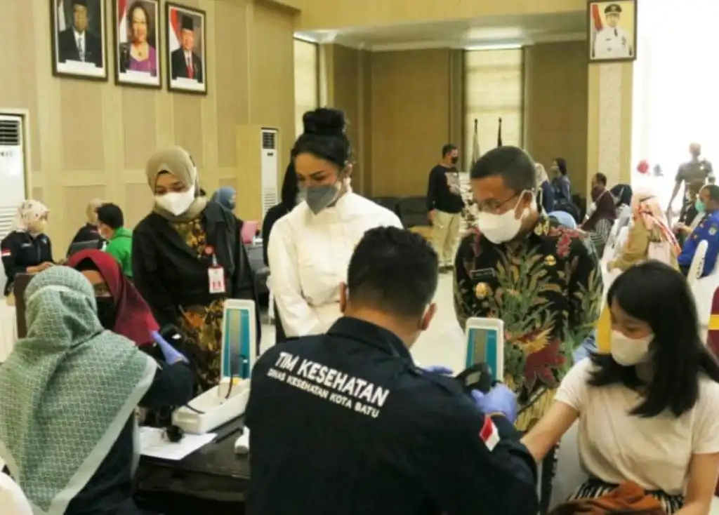 Anggota DPR RI Krisdayanti Bersama Ribuan Masyarakat Kota Batu Ikuti Vaksinasi