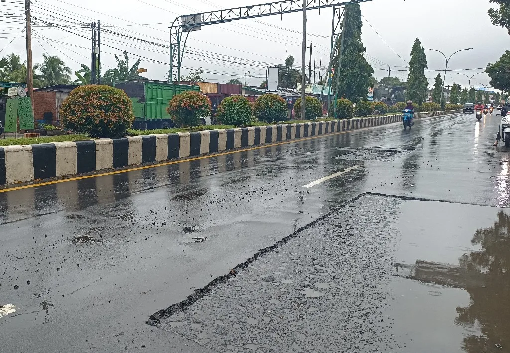 Aspal Jalan Dibiarkan Berlubang Tanpa Rambu, Masuk Kantor PUPR Wajib Janjian