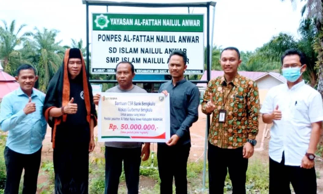 Bank Bengkulu Cabang Mukomuko Serahkan CSR ke Ponpes Alfattah Nailul Anwar