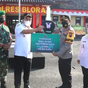 Bupati Blora Serahkan Kendaraan Dinas Roda 4 Kepada Kapolres Blora Bupati Blora Serahkan Kendaraan Dinas Roda 4 Kepada Kapolres Blora