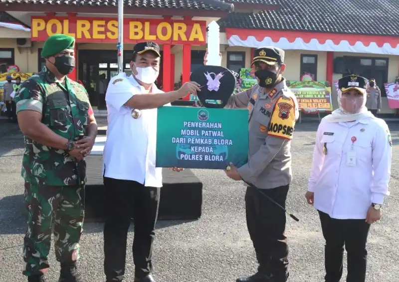 Bupati Blora Serahkan Kendaraan Dinas Roda 4 Kepada Kapolres Blora