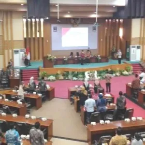 Bupati Malang Serahkan KUA PPAS TA 2023 Saat Paripurna DPRD