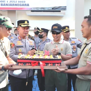 Dandim 0704 Banjarnegara Beri Kejutan Kapolres di Hari Bhayangkara ke-76 Dandim 0704 Banjarnegara Beri Kejutan Kapolres di Hari Bhayangkara ke-76